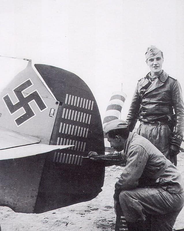Немецкий ас Ганс Йоахим Марсейль у своего истребителя Мессершмитт Bf.109F на аэродроме Мартуба (Северная Африка)